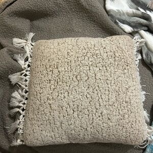 urban outfitters pillow (cream)